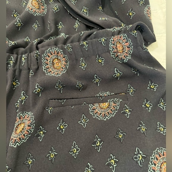 Loft Navy Paisley print V Neck, Sleeveless Wide Leg Jumpsuit. Size L - Picture 5 of 11